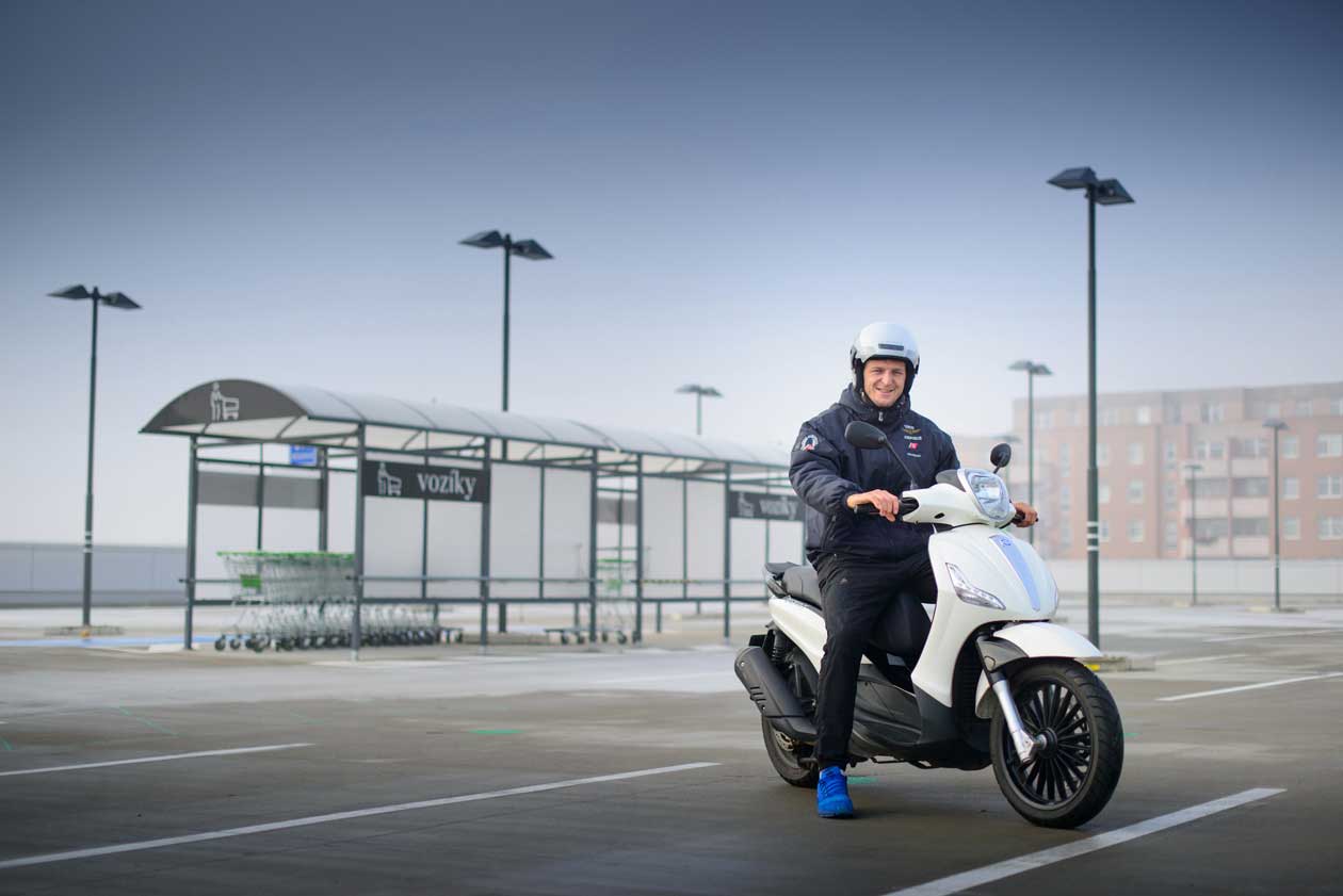 Lukáš Krpálek získal řidičský průkaz na motocykl v Autoškole VIP | Foto: Autoškola VIP 